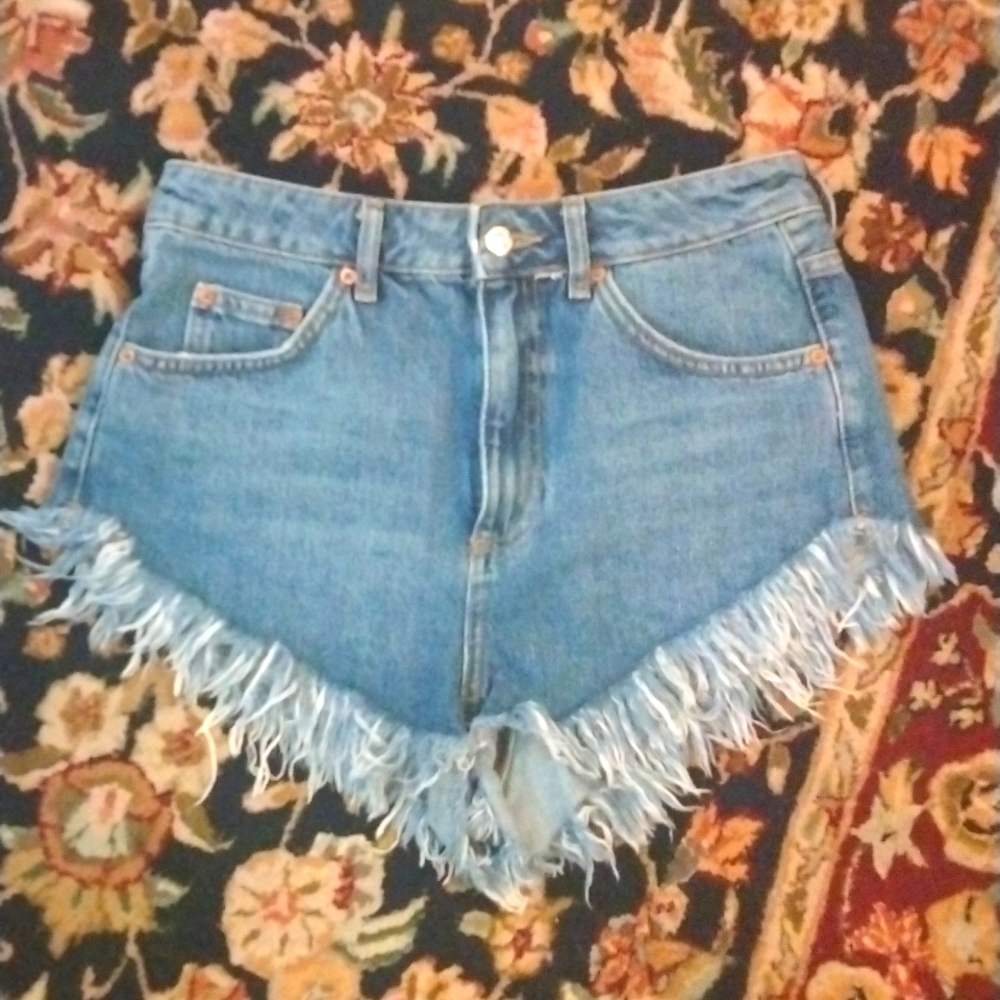 TOP SHOP MOTO KIRI- High Waist Cut Off Short Size 6